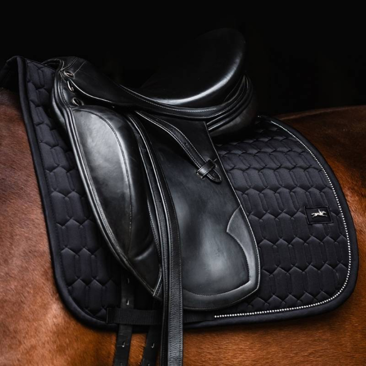 Dressuurzadeldekje Energy Zwart in de groep Paardenuitrusting / Zadeldekjes / Dressuurzadeldekjes bij Equinest (1600001133BA_r)