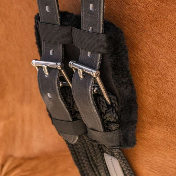 Gespsbeschermer voor Dressursingel Faux Fur Zwart in de groep Paardenuitrusting / Singels / Dressuur singels bij Equinest (1908401BA)