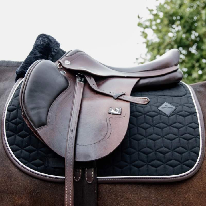 Springzadeldekje Jumping Star Zwart in de groep Paardenuitrusting / Zadeldekjes / Springzadeldekjes & Veelzijdigheidszadeldekjes bij Equinest (42468Sv_r)