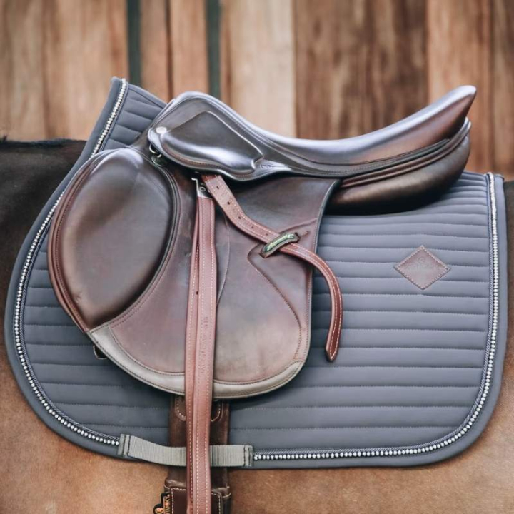 Veelzijdigheidszadeldekje Pearls Grijs in de groep Paardenuitrusting / Zadeldekjes / Springzadeldekjes & Veelzijdigheidszadeldekjes bij Equinest (4257108GR)