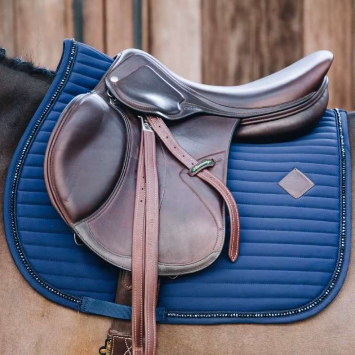 Veelzijdigheidszadeldekje Pearls Marineblauw in de groep Paardenuitrusting / Zadeldekjes / Springzadeldekjes & Veelzijdigheidszadeldekjes bij Equinest (42571Ma_r)