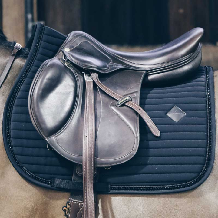 Veelzijdigheidszadeldekje Pearls Zwart in de groep Paardenuitrusting / Zadeldekjes / Springzadeldekjes & Veelzijdigheidszadeldekjes bij Equinest (42571Sv_r)