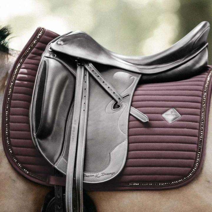 Dressuurzadeldekje Pearls Bruin in de groep Paardenuitrusting / Zadeldekjes / Dressuurzadeldekjes bij Equinest (4257205DRBR_r)