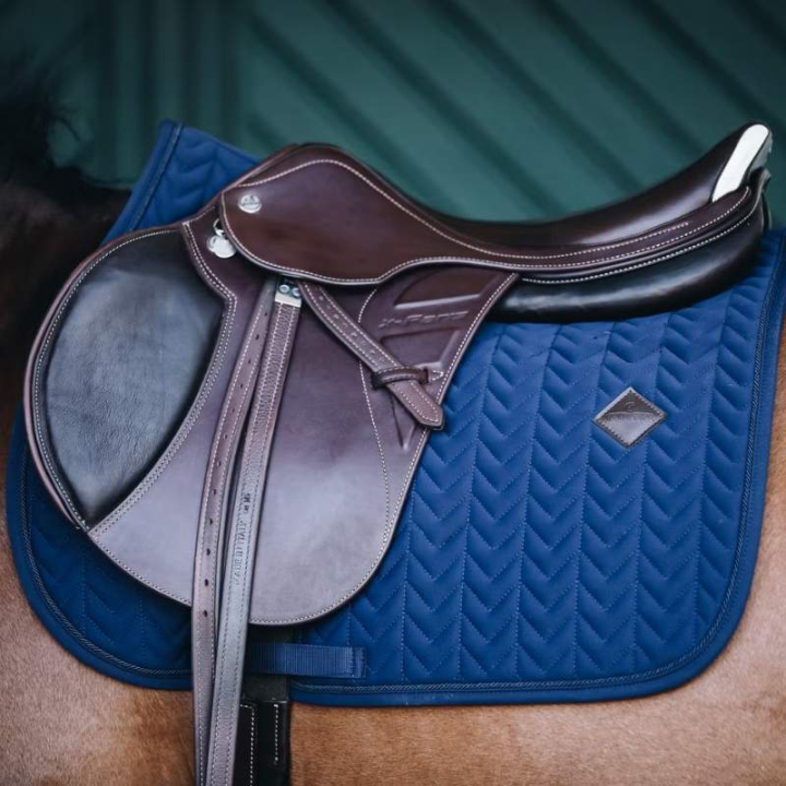Zadeldekje Fishbone Marineblauw in de groep Paardenuitrusting / Zadeldekjes / Springzadeldekjes & Veelzijdigheidszadeldekjes bij Equinest (4257403SJNA_r)