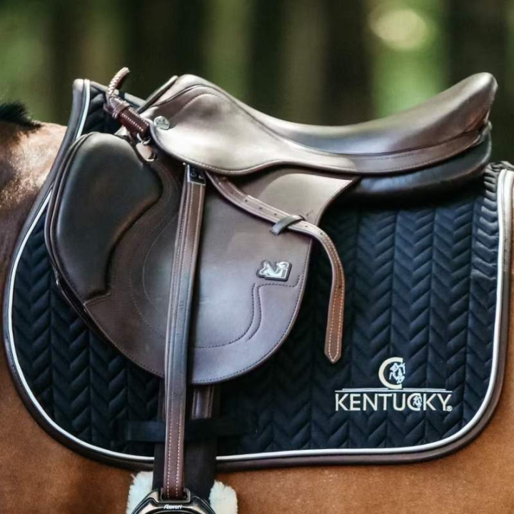 Zadeldekje Leather Fishbone Zwart in de groep Paardenuitrusting / Zadeldekjes / Springzadeldekjes & Veelzijdigheidszadeldekjes bij Equinest (4257601SJBA_r)