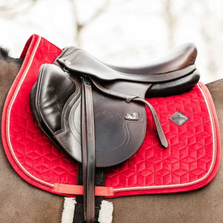 Veelzijdigheidszadeldekje Velvet Rood in de groep Paardenuitrusting / Zadeldekjes / Springzadeldekjes & Veelzijdigheidszadeldekjes bij Equinest (4257913RE)