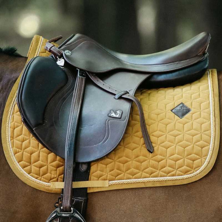 Zadeldekje Velvet Mosterd in de groep Paardenuitrusting / Zadeldekjes / Springzadeldekjes & Veelzijdigheidszadeldekjes bij Equinest (4257944SJYE_r)