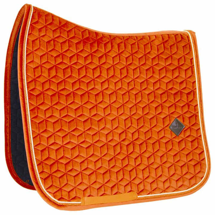 Dressuurzadeldekje Velvet Oranje in de groep Paardenuitrusting / Zadeldekjes / Dressuurzadeldekjes bij Equinest (4257945DROR_r)