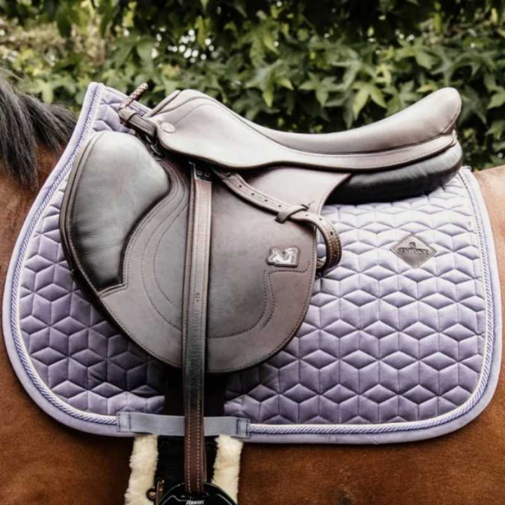 Zadeldekje Velvet Paars in de groep Paardenuitrusting / Zadeldekjes / Springzadeldekjes & Veelzijdigheidszadeldekjes bij Equinest (4257975SJPU_r)