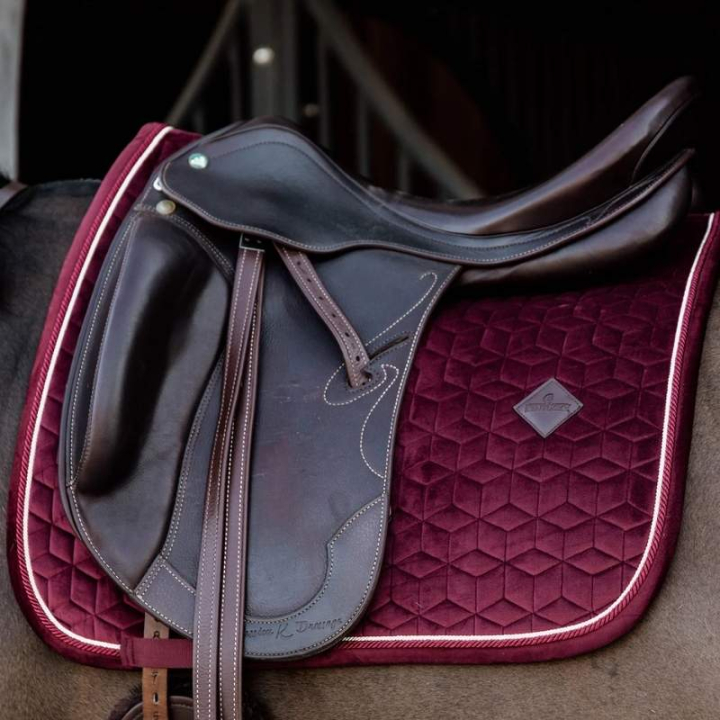 Dressuurzadeldekje Velvet Bordeauxrood in de groep Paardenuitrusting / Zadeldekjes / Dressuurzadeldekjes bij Equinest (42579DRVn_r)