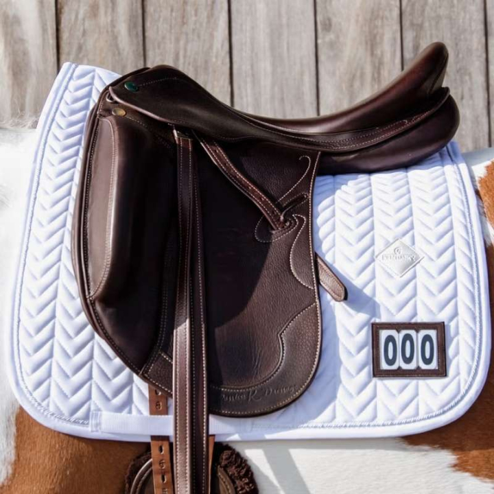 Dressuurzadeldekje Fishbone Competition Wit in de groep Paardenuitrusting / Zadeldekjes / Dressuurzadeldekjes bij Equinest (4258202DRWH_r)