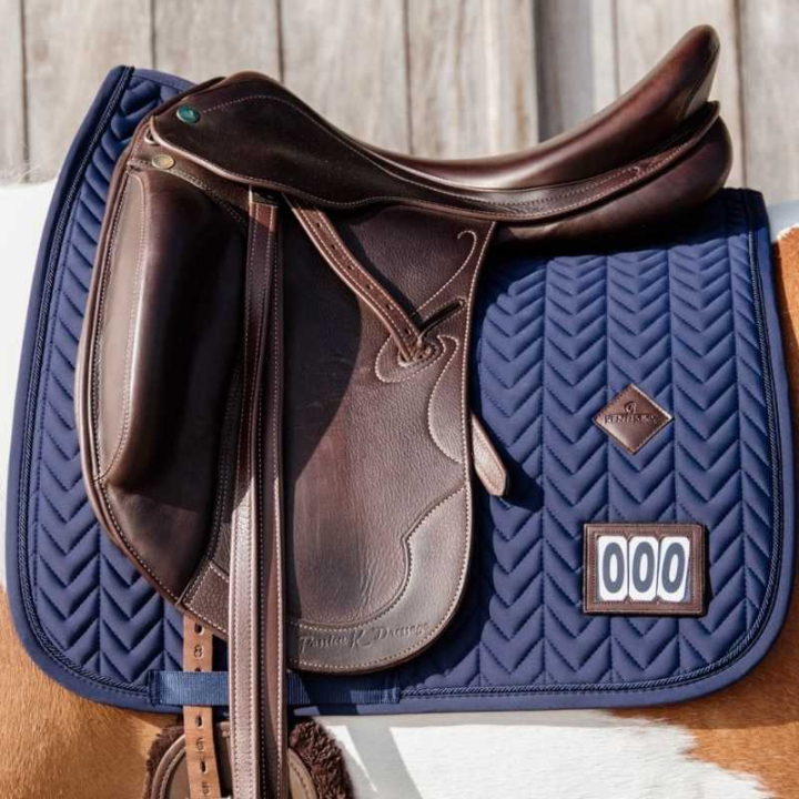 Dressuurzadeldekje Fishbone Competition Marineblauw in de groep Paardenuitrusting / Zadeldekjes / Dressuurzadeldekjes bij Equinest (4258203DRNA_r)