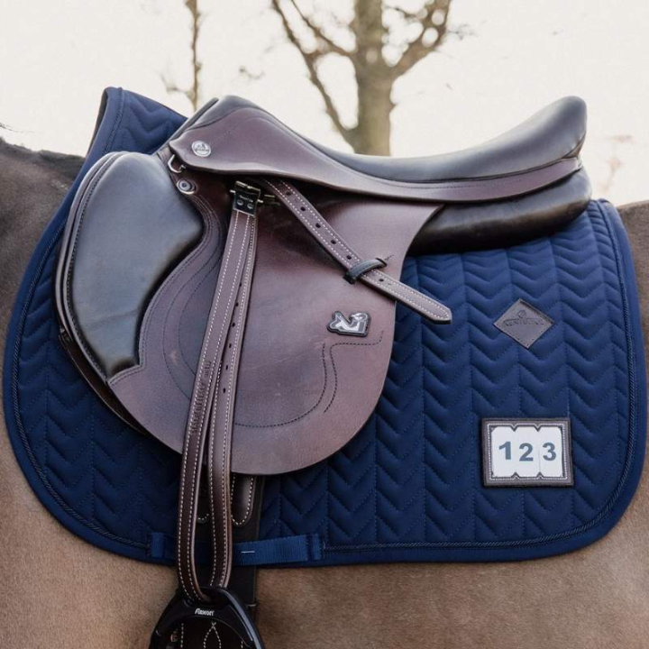 Zadeldekje Fishbone Competition Marineblauw in de groep Paardenuitrusting / Zadeldekjes / Springzadeldekjes & Veelzijdigheidszadeldekjes bij Equinest (42582Ma_r)
