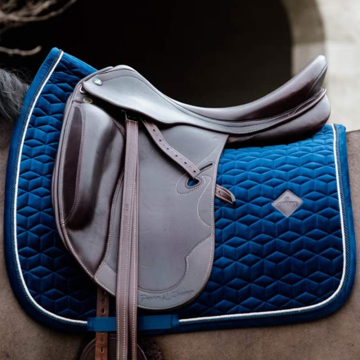Dressuurzadeldekje Basic Velvet Marineblauw in de groep Paardenuitrusting / Zadeldekjes / Dressuurzadeldekjes bij Equinest (42589DrMa_r)