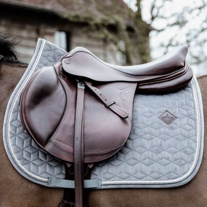 Zadeldekje Basic Velvet Grijs in de groep Paardenuitrusting / Zadeldekjes / Springzadeldekjes & Veelzijdigheidszadeldekjes bij Equinest (42589Gr_r)