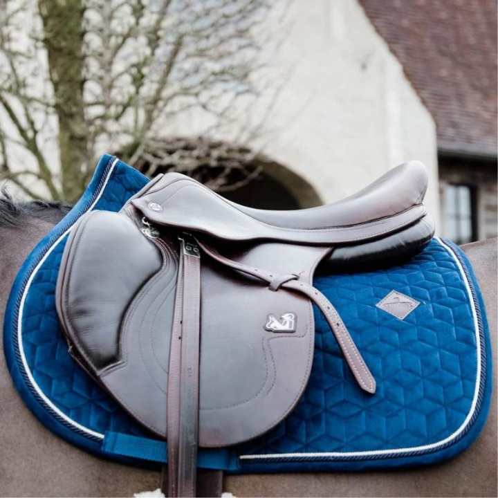 Zadeldekje Basic Velvet Marineblauw in de groep Paardenuitrusting / Zadeldekjes / Springzadeldekjes & Veelzijdigheidszadeldekjes bij Equinest (42589Ma_r)