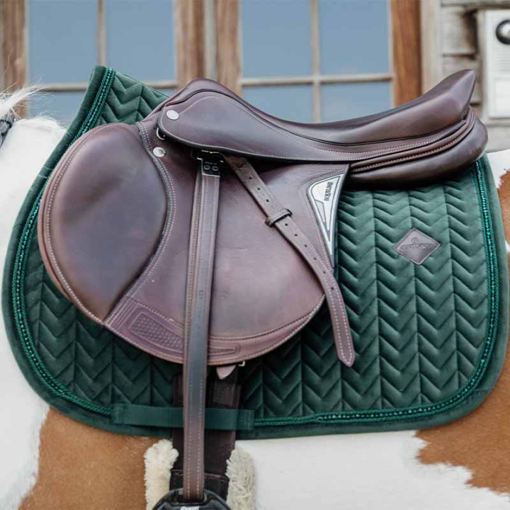 Zadeldekje Velvet Pearls Groen in de groep Paardenuitrusting / Zadeldekjes / Springzadeldekjes & Veelzijdigheidszadeldekjes bij Equinest (42590Gn_r)