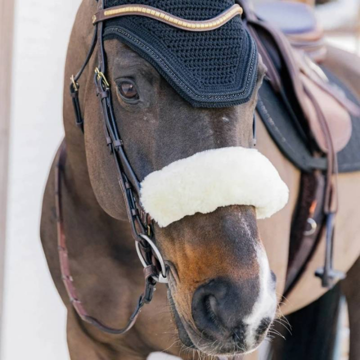 Neusbeschermer Sheepskin Natur in de groep Paardenuitrusting / Hoofdstellen & Frontriemen / Neuspluis & Nevelpluis bij Equinest (42602NA)