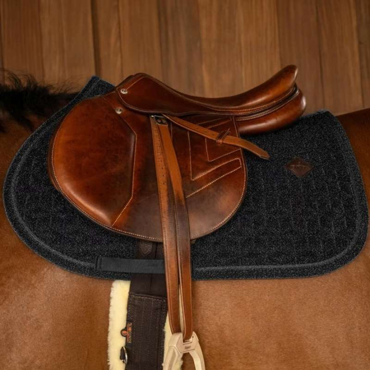 Zadeldekje Full Sparkling Zwart in de groep Paardenuitrusting / Zadeldekjes / Springzadeldekjes & Veelzijdigheidszadeldekjes bij Equinest (4269901SJBA_r)