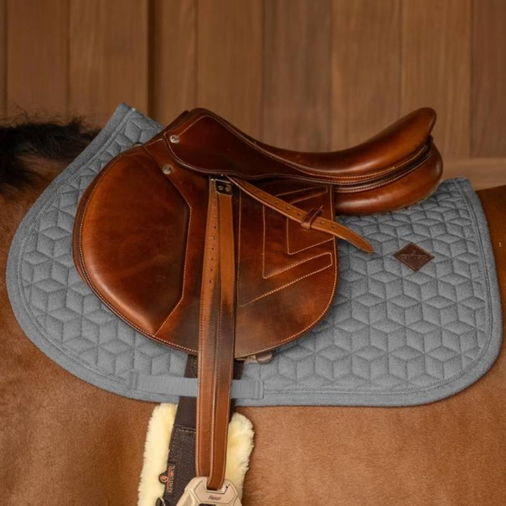 Zadeldekje Full Sparkling Grijs in de groep Paardenuitrusting / Zadeldekjes / Springzadeldekjes & Veelzijdigheidszadeldekjes bij Equinest (4269908SJGR_r)