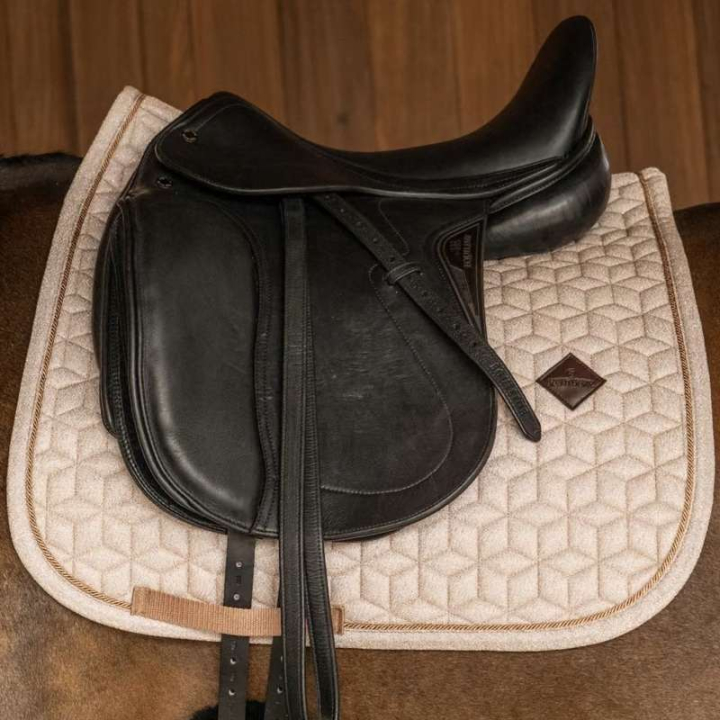 Dressuurzadeldekje Full Sparkling Beige in de groep Paardenuitrusting / Zadeldekjes / Dressuurzadeldekjes bij Equinest (4269932DRBE_r)