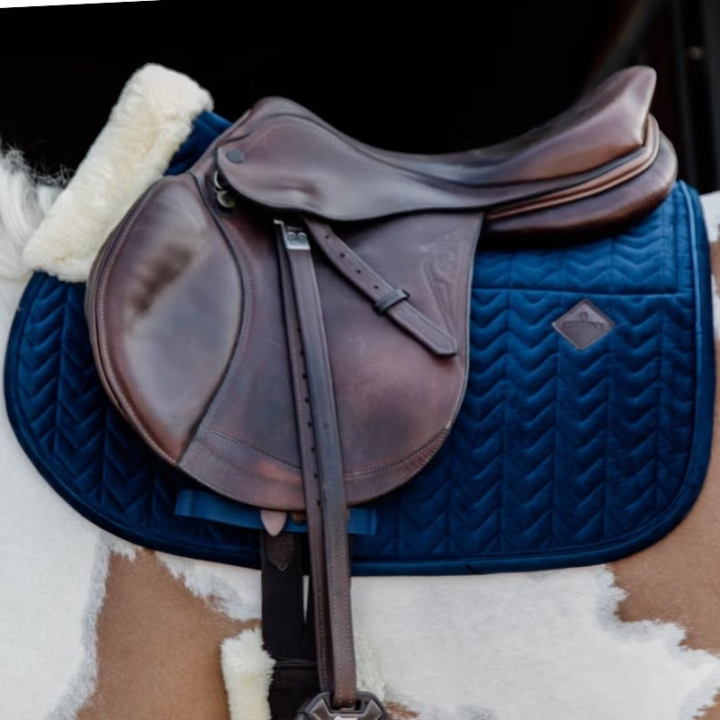 Zadeldekje Skin Friendly Velvet Marineblauw in de groep Paardenuitrusting / Zadeldekjes / Springzadeldekjes & Veelzijdigheidszadeldekjes bij Equinest (4270603SJNA_r)