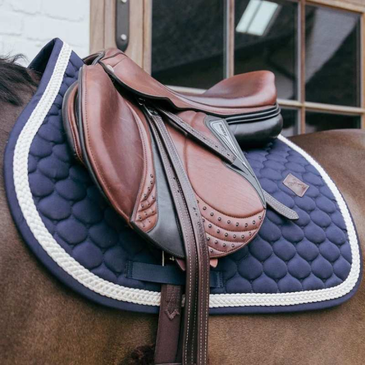 Zadeldekje Plaited Cord Marineblauw in de groep Paardenuitrusting / Zadeldekjes / Springzadeldekjes & Veelzijdigheidszadeldekjes bij Equinest (4272203SJNA_r)