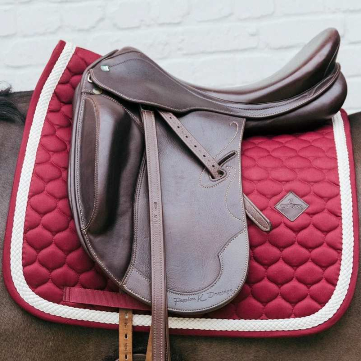 Dressuurzadeldekje Plaited Cord Bordeaux in de groep Paardenuitrusting / Zadeldekjes / Dressuurzadeldekjes bij Equinest (4272217DRWN_r)