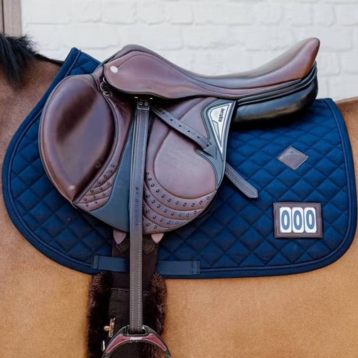 Zadeldekje Diamond Competition Marineblauw in de groep Paardenuitrusting / Zadeldekjes / Springzadeldekjes & Veelzijdigheidszadeldekjes bij Equinest (4272503SJNA_r)
