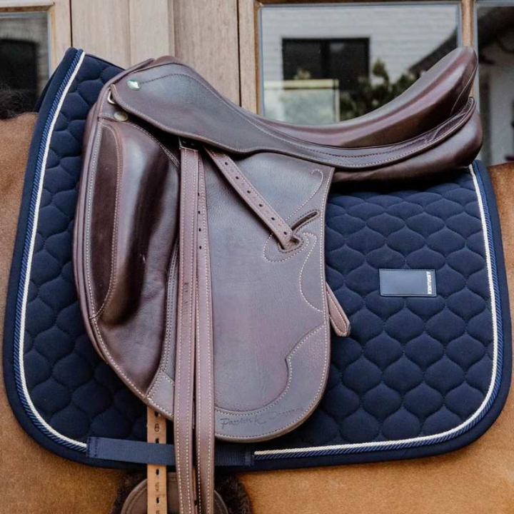 Dressuurzadeldekje Onion Quilt Rubber Logo Marineblauw in de groep Paardenuitrusting / Zadeldekjes / Dressuurzadeldekjes bij Equinest (4272703DRNA_r)