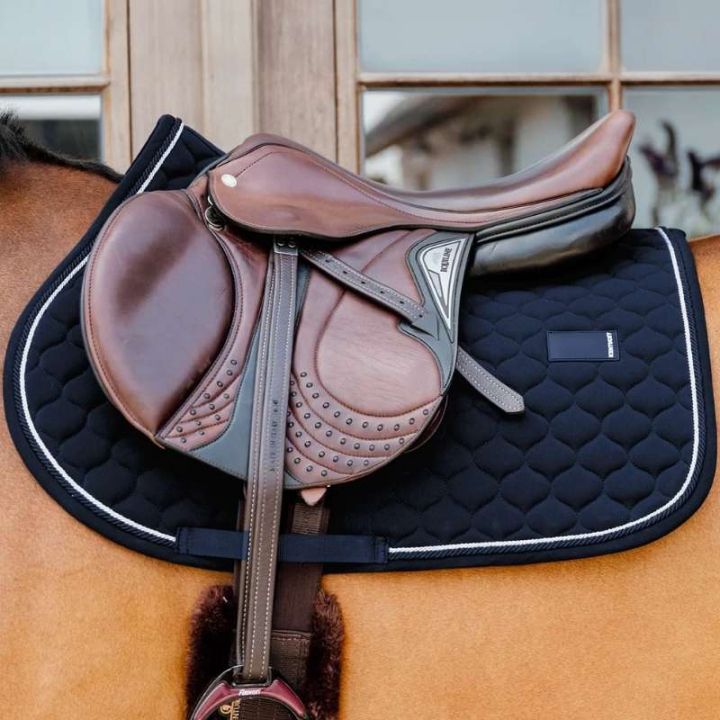 Zadeldekje Onion Quilt Rubber Logo Marineblauw in de groep Paardenuitrusting / Zadeldekjes / Springzadeldekjes & Veelzijdigheidszadeldekjes bij Equinest (4272703SJNA_r)