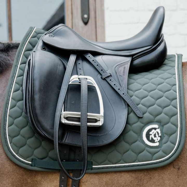 Dressuurzadeldekje Onion Quilt 3D Logo Groen in de groep Paardenuitrusting / Zadeldekjes / Dressuurzadeldekjes bij Equinest (4272874DRGN_r)