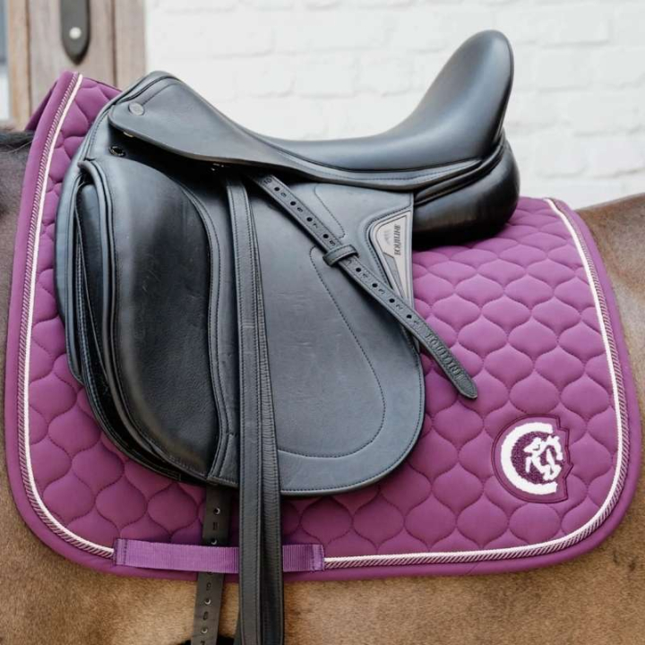 Dressuurzadeldekje Onion Quilt 3D Logo Paars in de groep Paardenuitrusting / Zadeldekjes / Dressuurzadeldekjes bij Equinest (4272875DRPU_r)