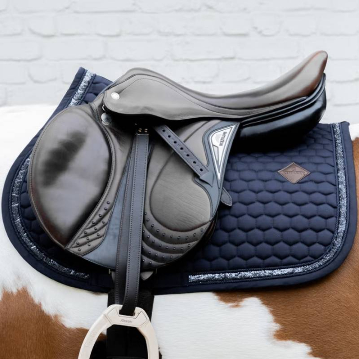 Zadeldekje Glitter Band Marineblauw in de groep Paardenuitrusting / Zadeldekjes / Springzadeldekjes & Veelzijdigheidszadeldekjes bij Equinest (4273003SJNA_r)