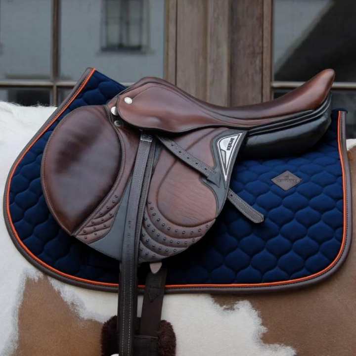 Zadeldekje Onion Quilt Leather Marineblauw in de groep Paardenuitrusting / Zadeldekjes / Springzadeldekjes & Veelzijdigheidszadeldekjes bij Equinest (4274303SJNA_r)