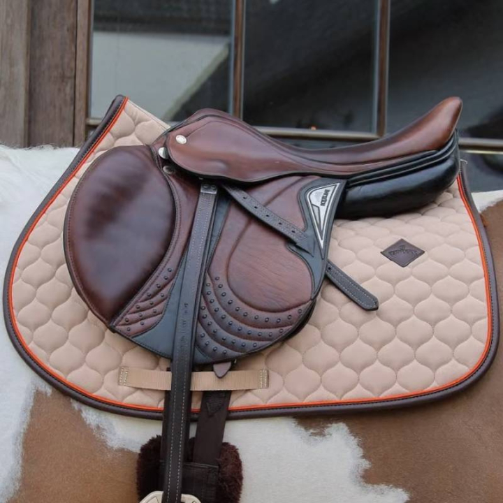 Zadeldekje Onion Quilt Leather Beige in de groep Paardenuitrusting / Zadeldekjes / Springzadeldekjes & Veelzijdigheidszadeldekjes bij Equinest (4274332SJBE_r)
