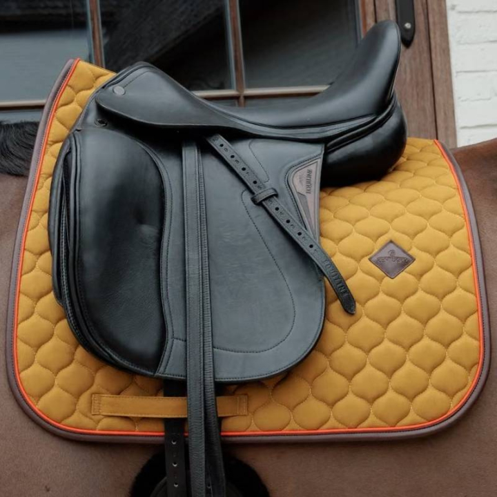 Dressuurzadeldekje Onion Quilt Leather Khaki in de groep Paardenuitrusting / Zadeldekjes / Dressuurzadeldekjes bij Equinest (4274376DRKGN_r)