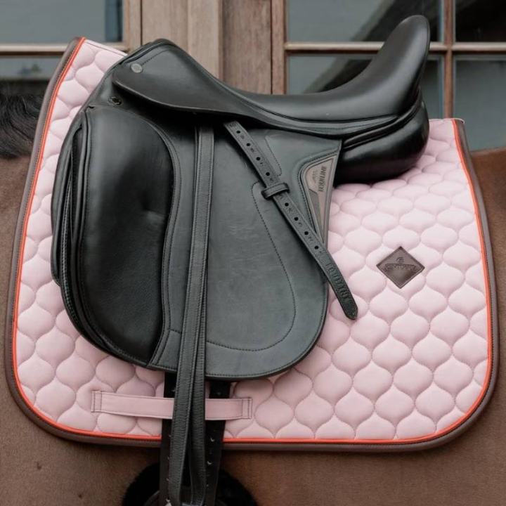 Dressuurzadeldekje Onion Quilt Leather Lavender in de groep Paardenuitrusting / Zadeldekjes / Dressuurzadeldekjes bij Equinest (4274378DRPU_r)