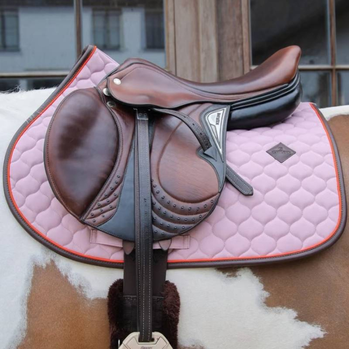 Zadeldekje Onion Quilt Leather Lavender in de groep Paardenuitrusting / Zadeldekjes / Springzadeldekjes & Veelzijdigheidszadeldekjes bij Equinest (4274378SJPU_r)