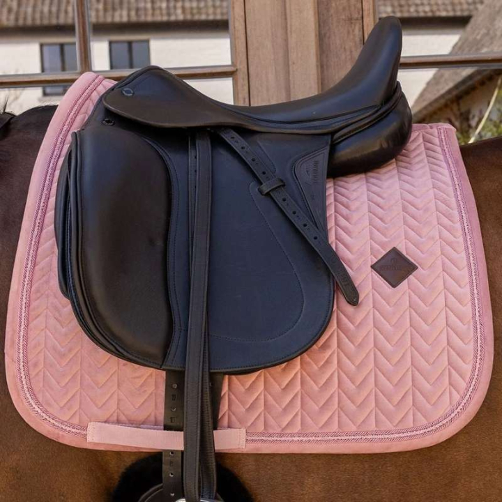 Dressuurzadeldekje Velvet Mini Pearls Oudroze in de groep Paardenuitrusting / Zadeldekjes / Dressuurzadeldekjes bij Equinest (4275010DROPI_r)