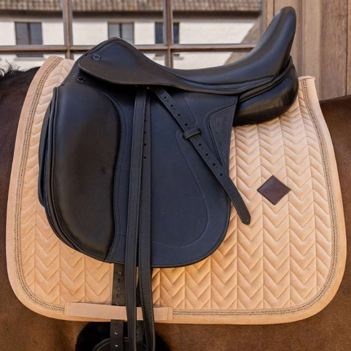 Dressuurzadeldekje Velvet Mini Pearls Beige in de groep Paardenuitrusting / Zadeldekjes / Dressuurzadeldekjes bij Equinest (4275032DRBE_r)