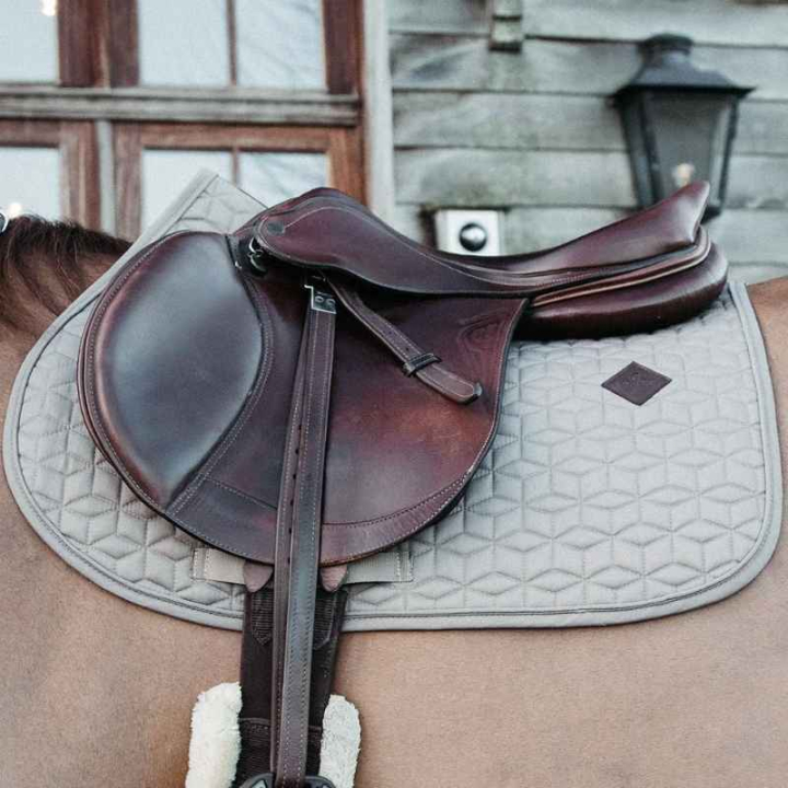 Zadeldekje Classic Beige in de groep Paardenuitrusting / Zadeldekjes / Springzadeldekjes & Veelzijdigheidszadeldekjes bij Equinest (42803Be_r)