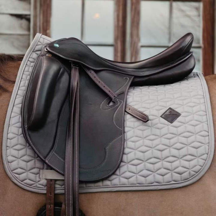 Dressuurzadeldekje Classic Beige in de groep Paardenuitrusting / Zadeldekjes / Dressuurzadeldekjes bij Equinest (42803DrBe_r)