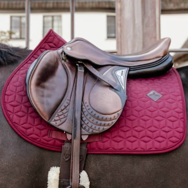 Zadeldekje Classic Bordeauxrood in de groep Paardenuitrusting / Zadeldekjes / Springzadeldekjes & Veelzijdigheidszadeldekjes bij Equinest (42803Vn_r)