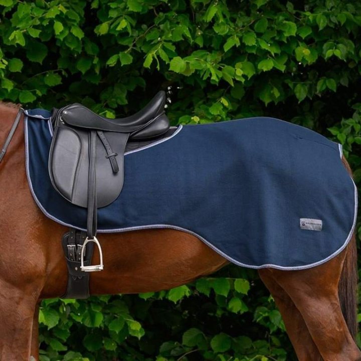 Uitrijdeken Fleece Essential Marineblauw in de groep Paardendekens / Uitrijdekens bij Equinest (6320205PNA_r)