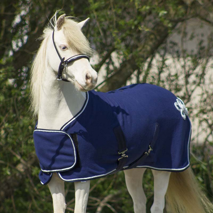 Fleece deken Falabella Ornament Marineblauw/Zilver in de groep Paardendekens / Fleecedekens bij Equinest (6668NASI)