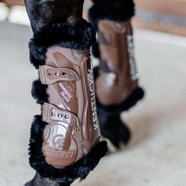 Peesbeschermers Vegan Sheepskin Bamboo Elastic Bruin/Zwart in de groep Paardenuitrusting / Beenbeschermers & Bandages / Peesbeschermers bij Equinest (88102BRBA_r)