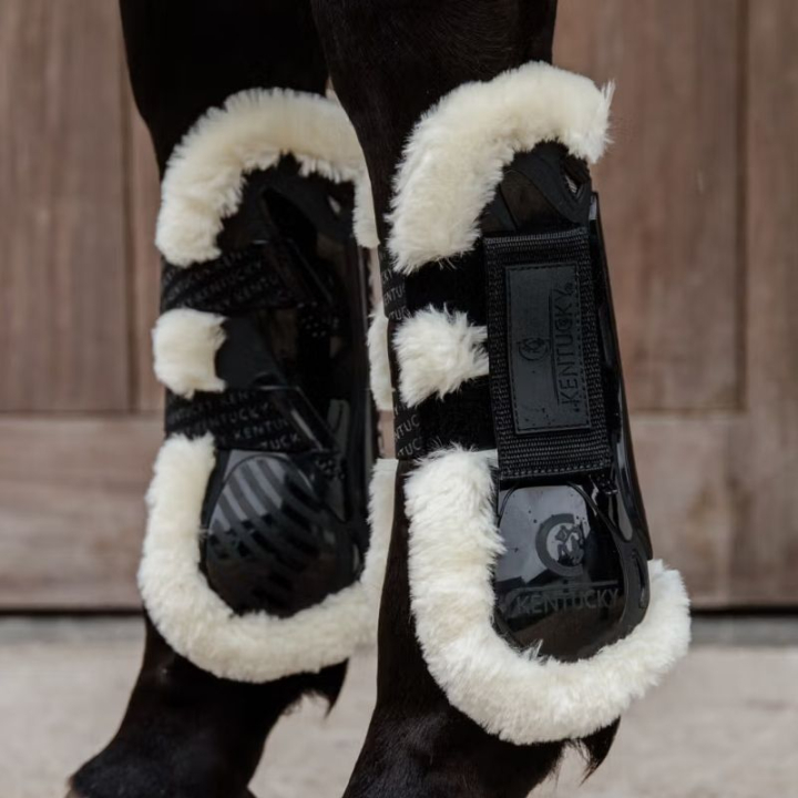 Peesbeschermers Vegan Sheepskin Velcro Zwart in de groep Paardenuitrusting / Beenbeschermers & Bandages / Peesbeschermers bij Equinest (8810401MBA_r)