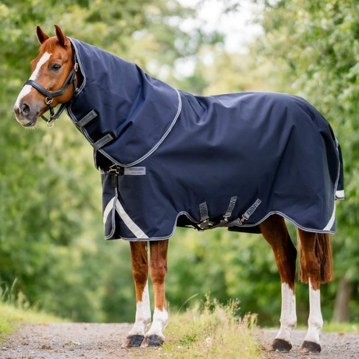 Regendeken Rambo Supreme Plus 1680D 50g Marineblauw/Grijs/Zilver in de groep Paardendekens / Buitendekens / Regendekens bij Equinest (AAASA1BJJNAGRSI_r)
