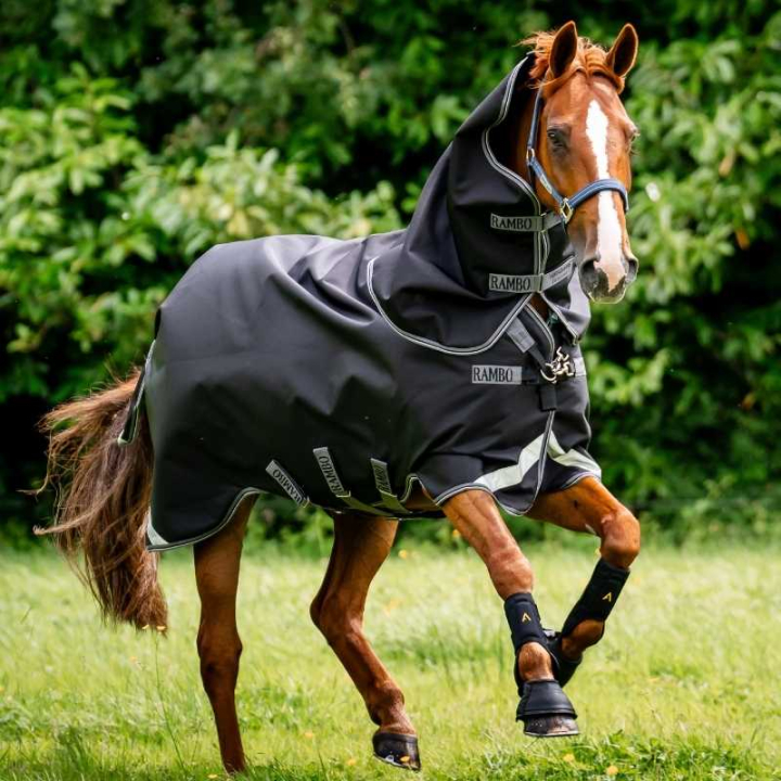 Regendeken Rambo Supreme Plus 1680D 50g Zwart/Grijs/Zilver in de groep Paardendekens / Buitendekens / Regendekens bij Equinest (AAASA1KJJBAGRSI_r)